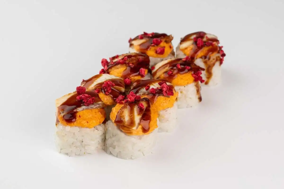 Гурман-ролл с копчёным угрем и малиной запеченный