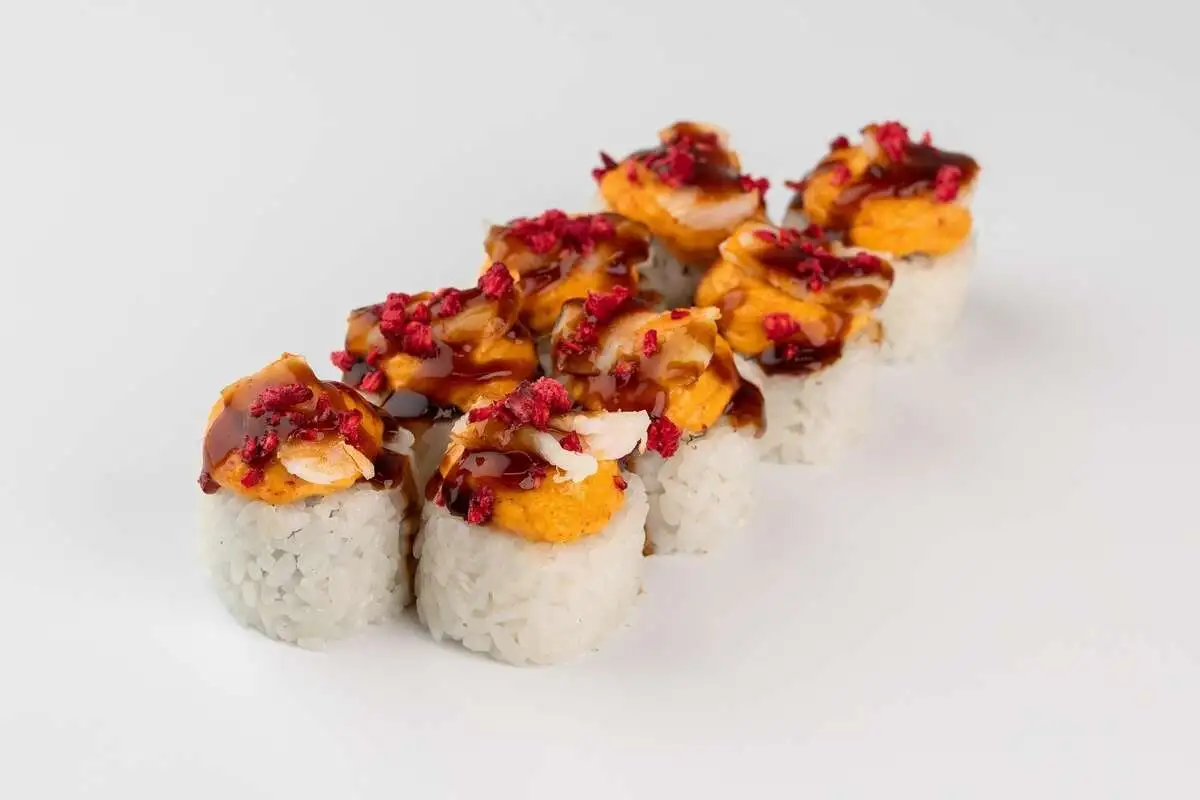 Гурман-ролл с креветкой и малиной запеченный