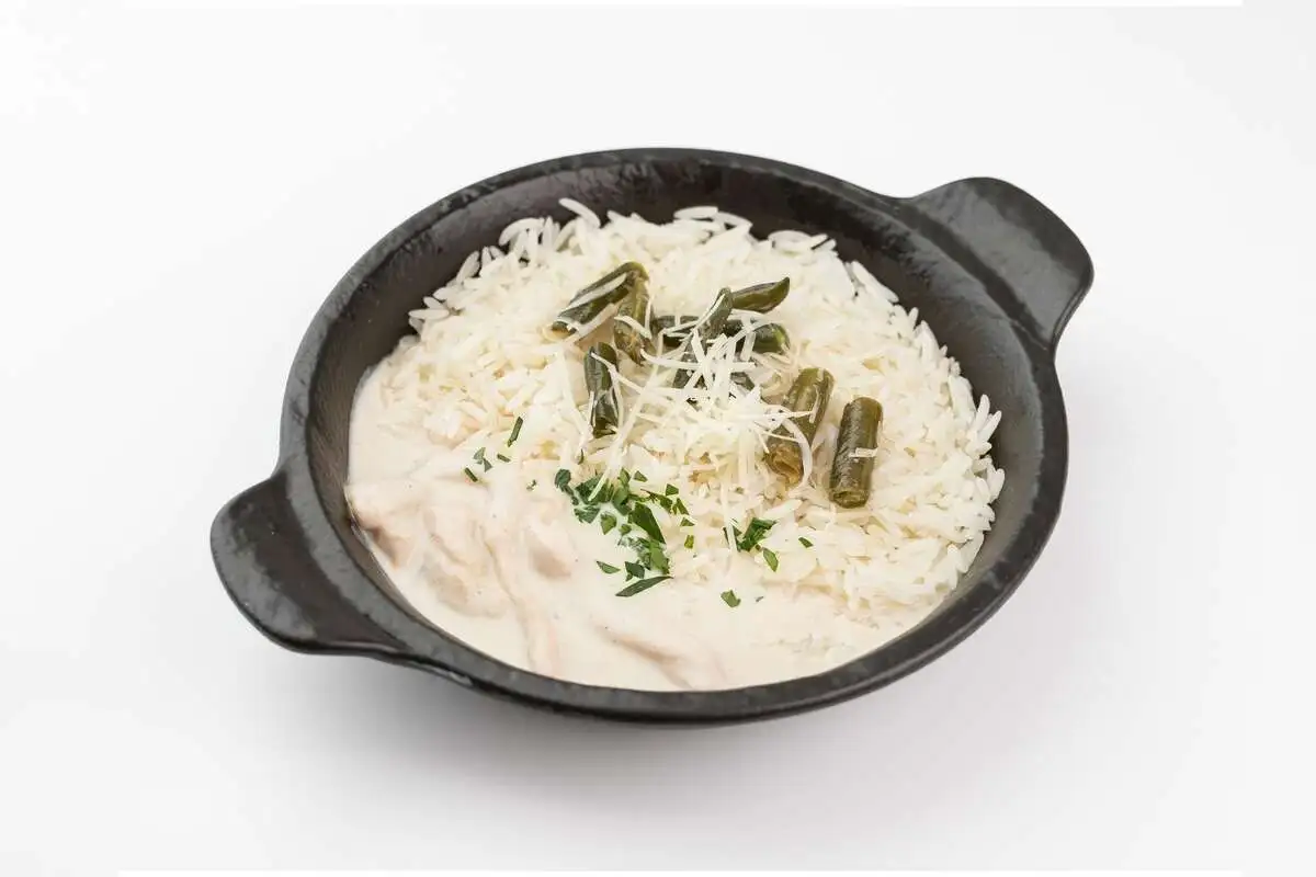 Индейка в сливочно-перечном соусе с рисом и фасолью