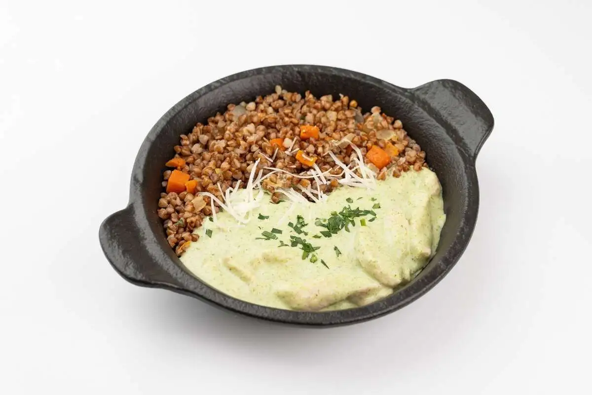 Индейка в соусе брокколи с гречкой и овощами