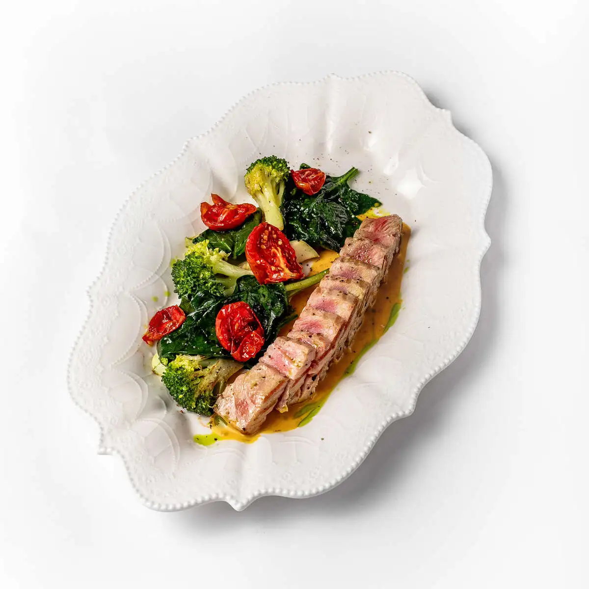 Стейк из тунца с овощами 