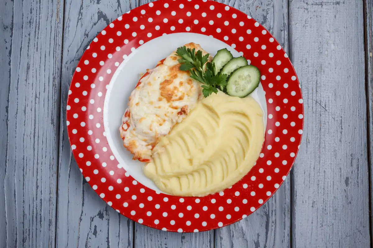 Мясо по-французски с ананасами и картофельным пюре