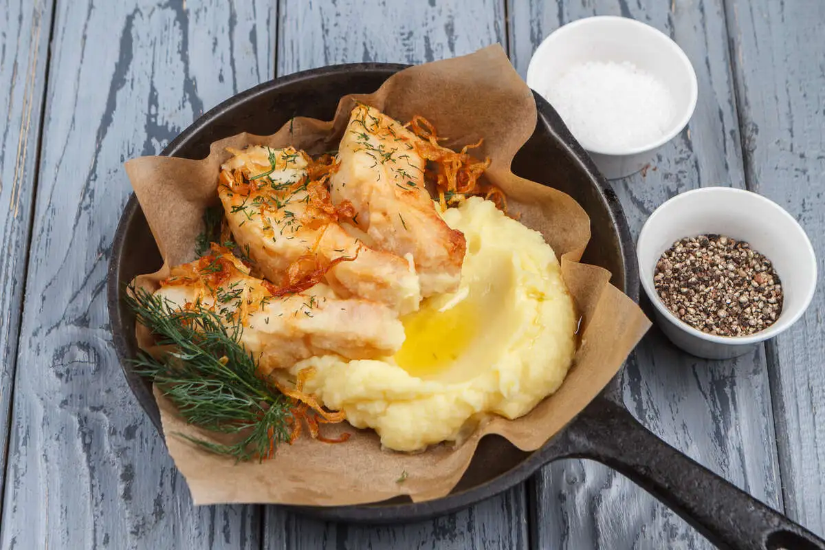 Жареный судак с картофельным пюре