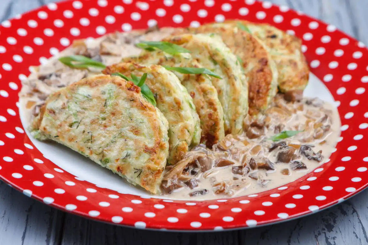 Драники из кабачков с куриным филе и соусом из шампиньонов