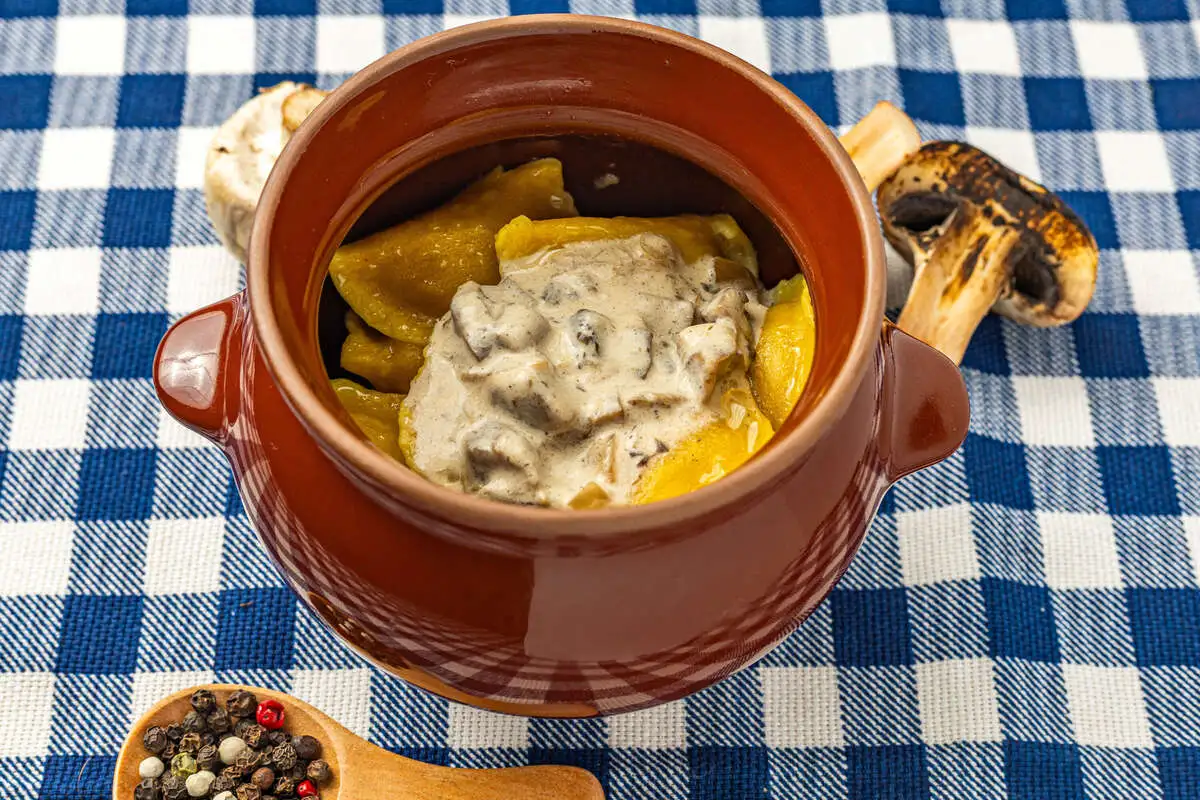 Вареники по-белорусски с грибной поджаркой