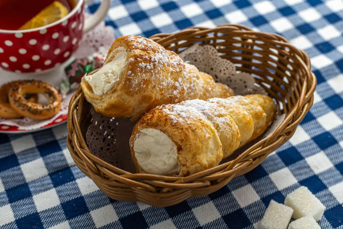 Слоеные трубочки со сливочным кремом