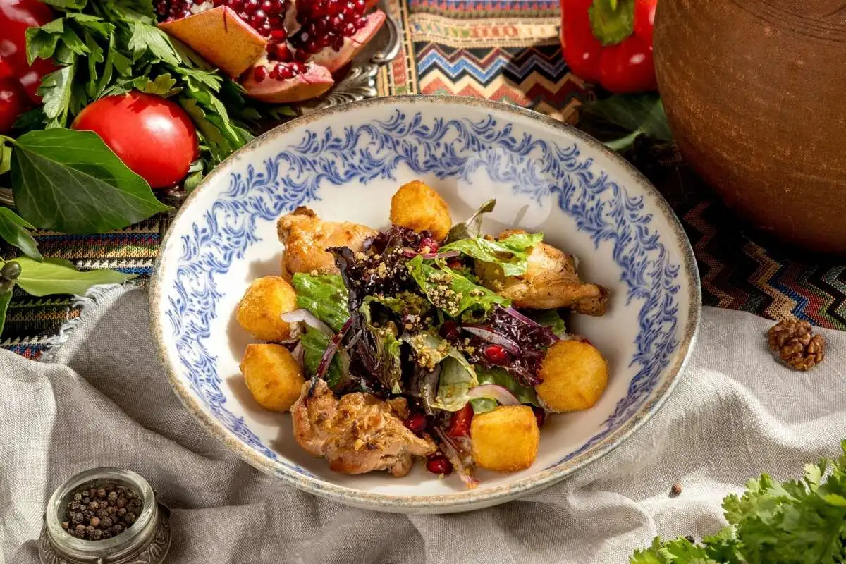 Салат с обжаренным цыпленком и кремом из молодого сыра