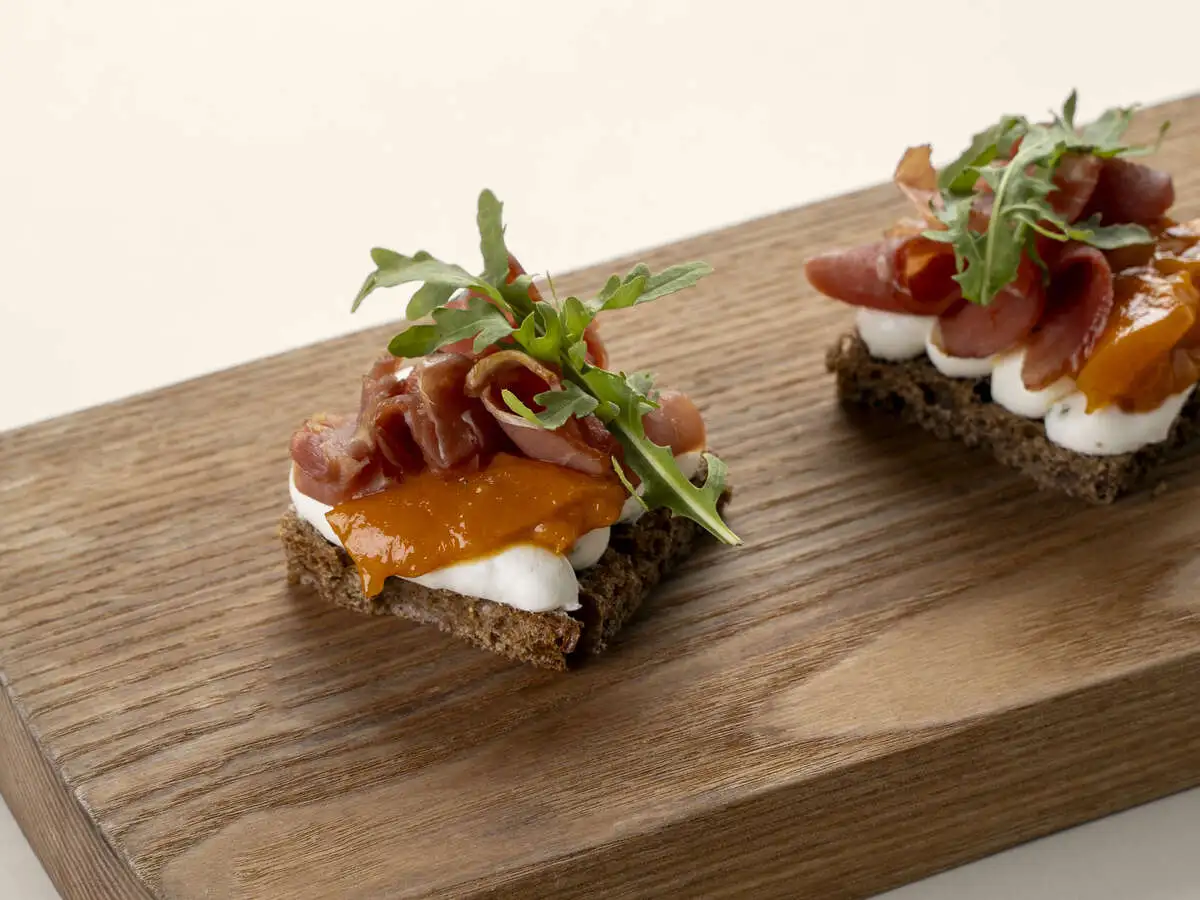 Брускетта с вяленой утиной грудкой 45гр