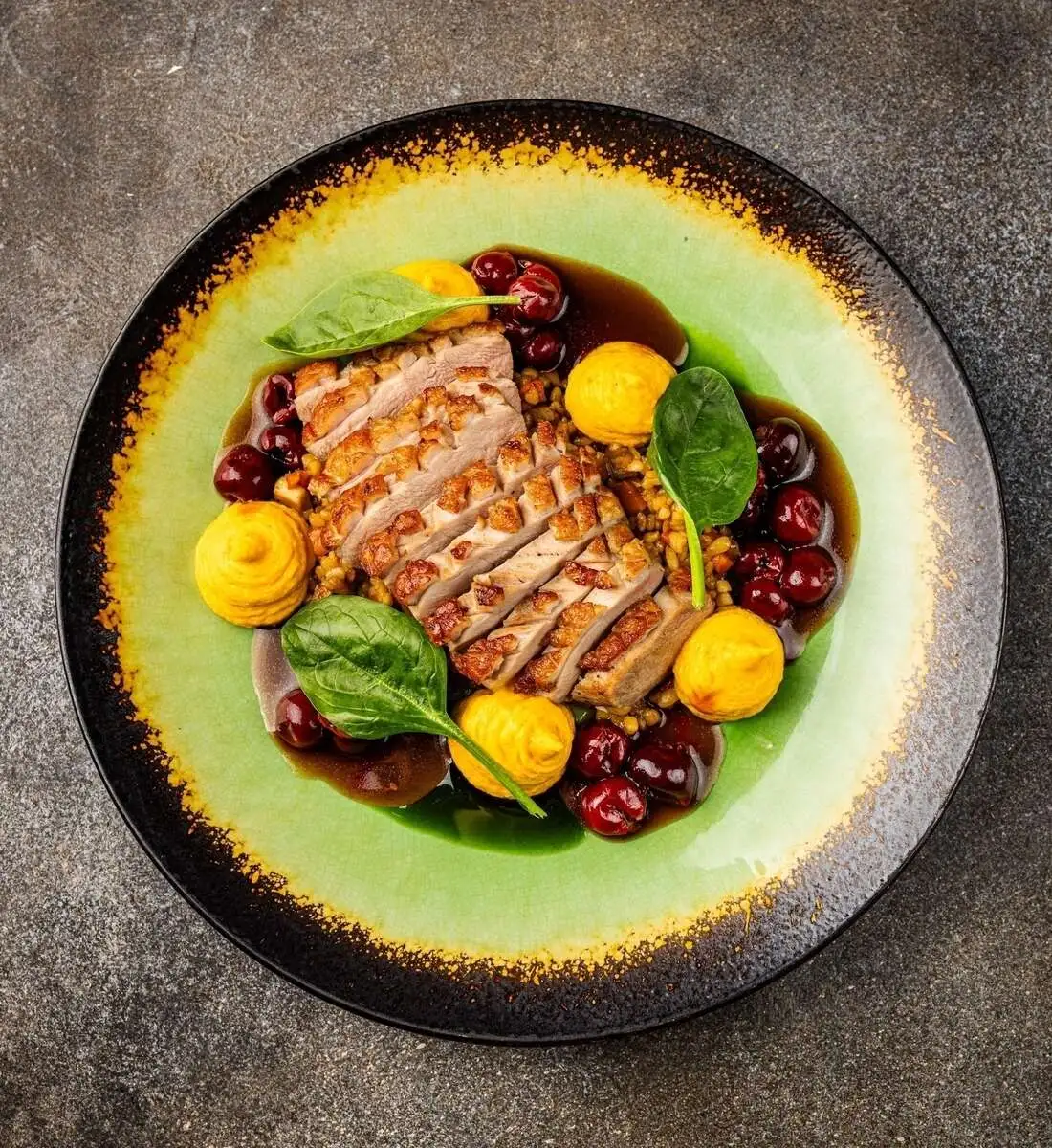 Утиное филе с булгуром и морковным кремом 