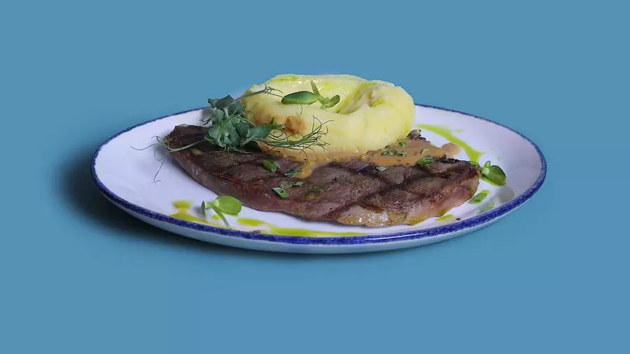 Говяжий язык с картофельным пюре