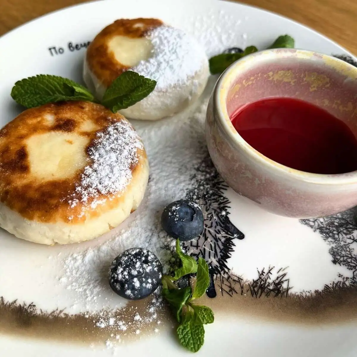 Сырники с брусничным соусом