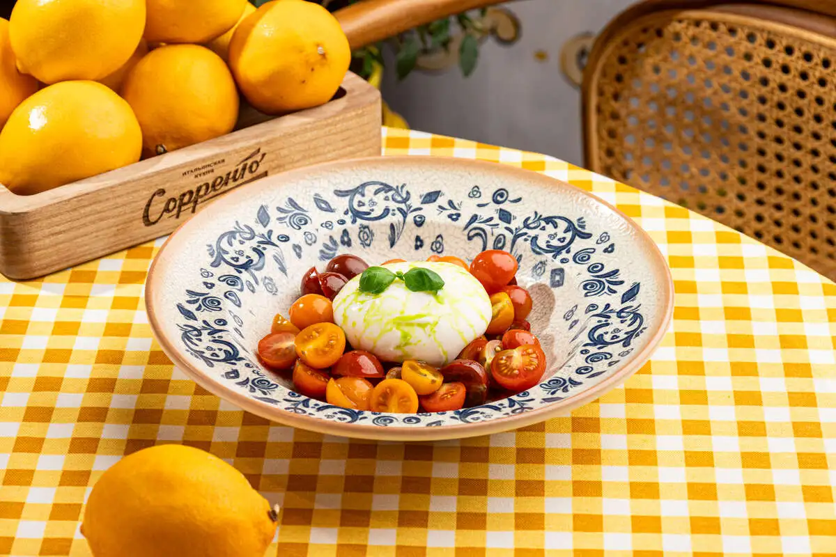 Буррата с томатами и малиновым бальзамиком