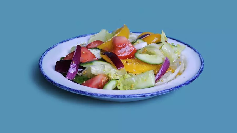 Свежие овощи с соусом винегрет