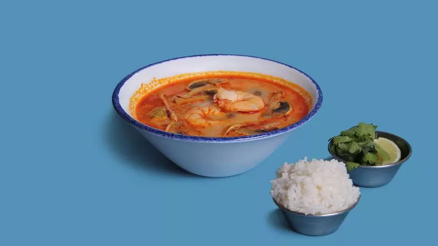 Том-ям с креветками и кальмарами