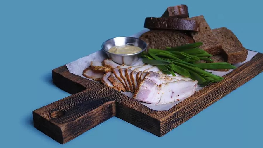 Сало с ржаным хлебом