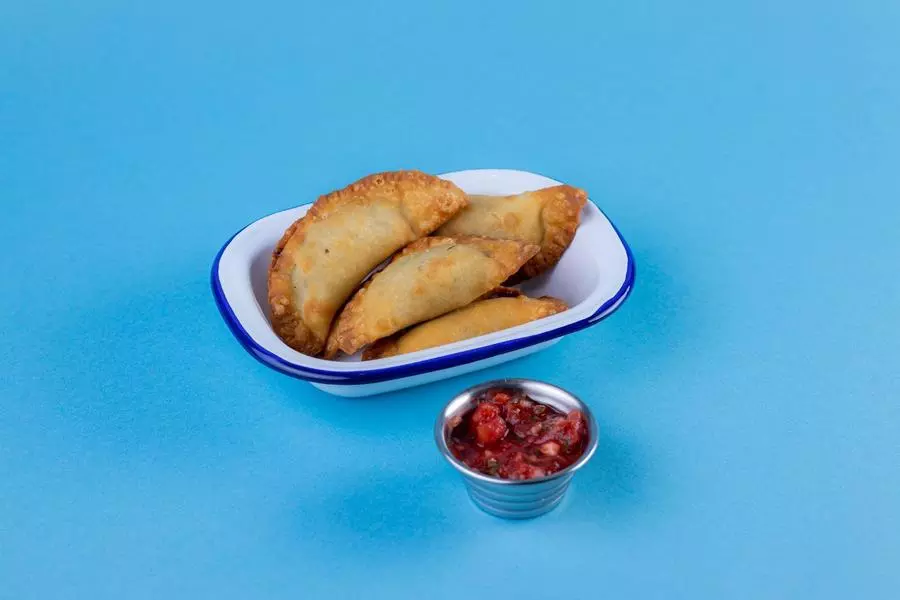 Чебуреки с соусом сальса