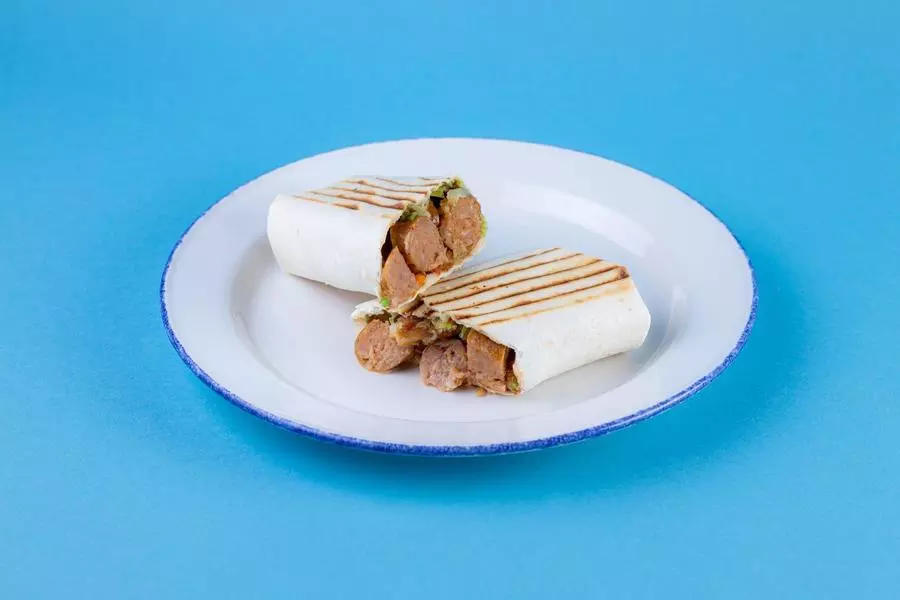 Шаверма Куриные колбаски и соус дор блю