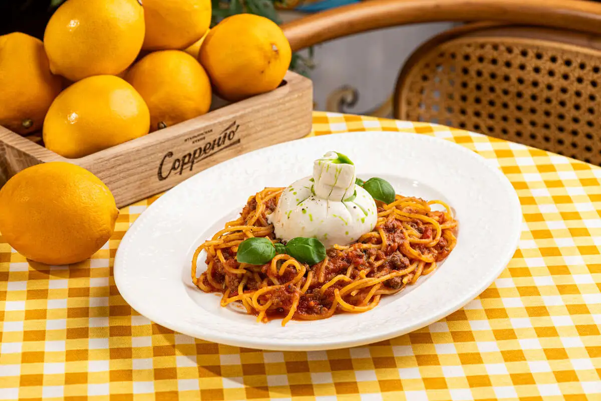 Спагетти болоньезе с бурратой