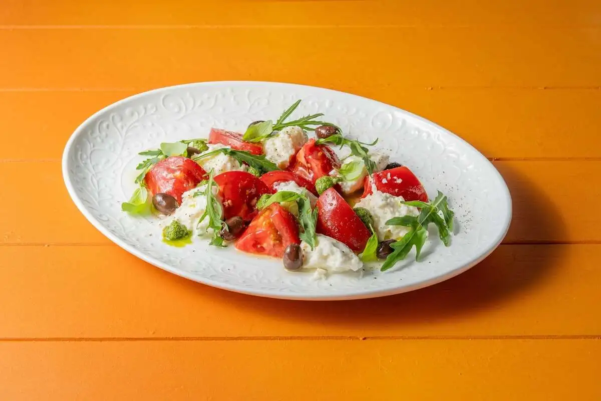 Моцарелла с томатами и таджасскими оливками