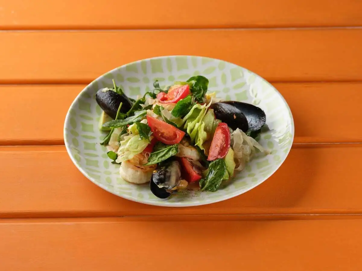 С морепродуктами, миксом салата и авокадо