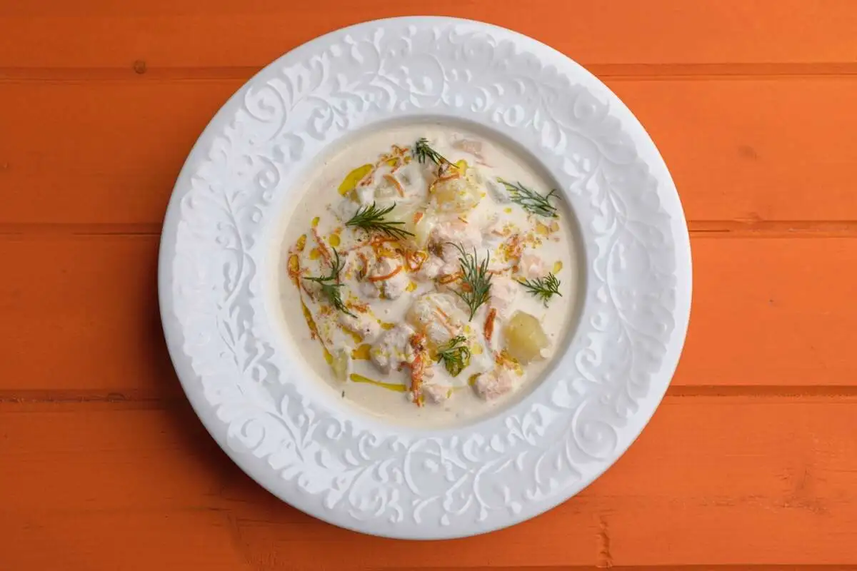 Сливочный суп с форелью и укропом
