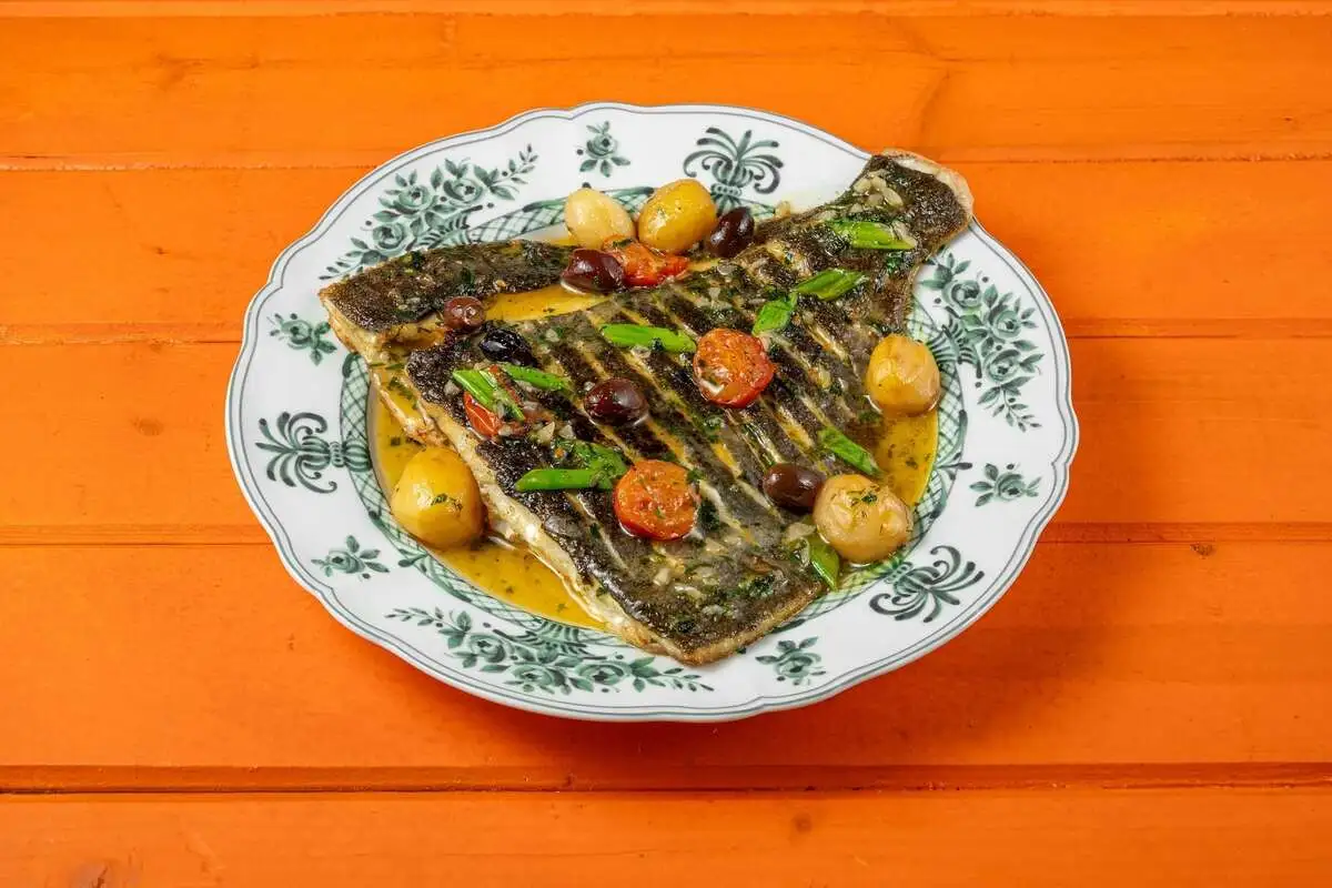 Камбала с лимонным соусом и оливками