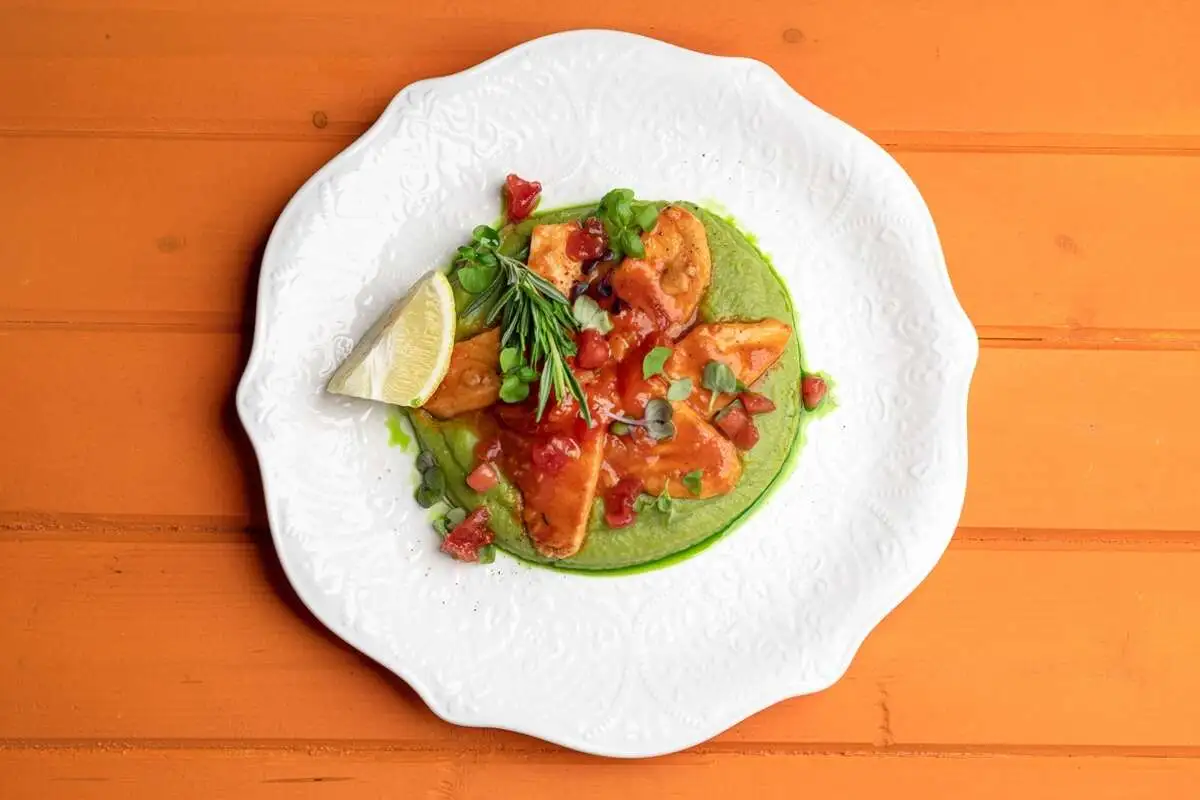 Форель в соусе Ливорнезе с пюре со шпинатом