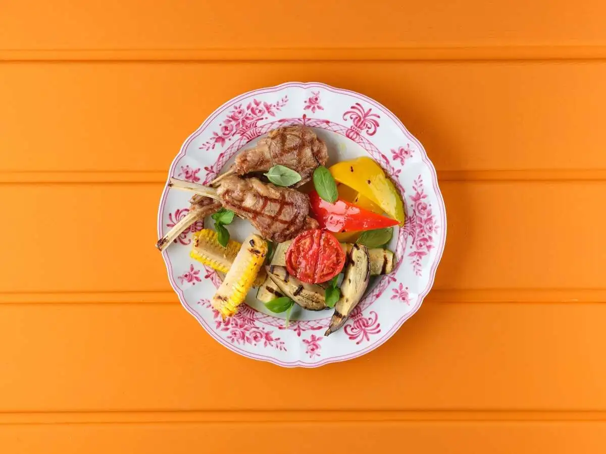 Каре ягненка с овощами