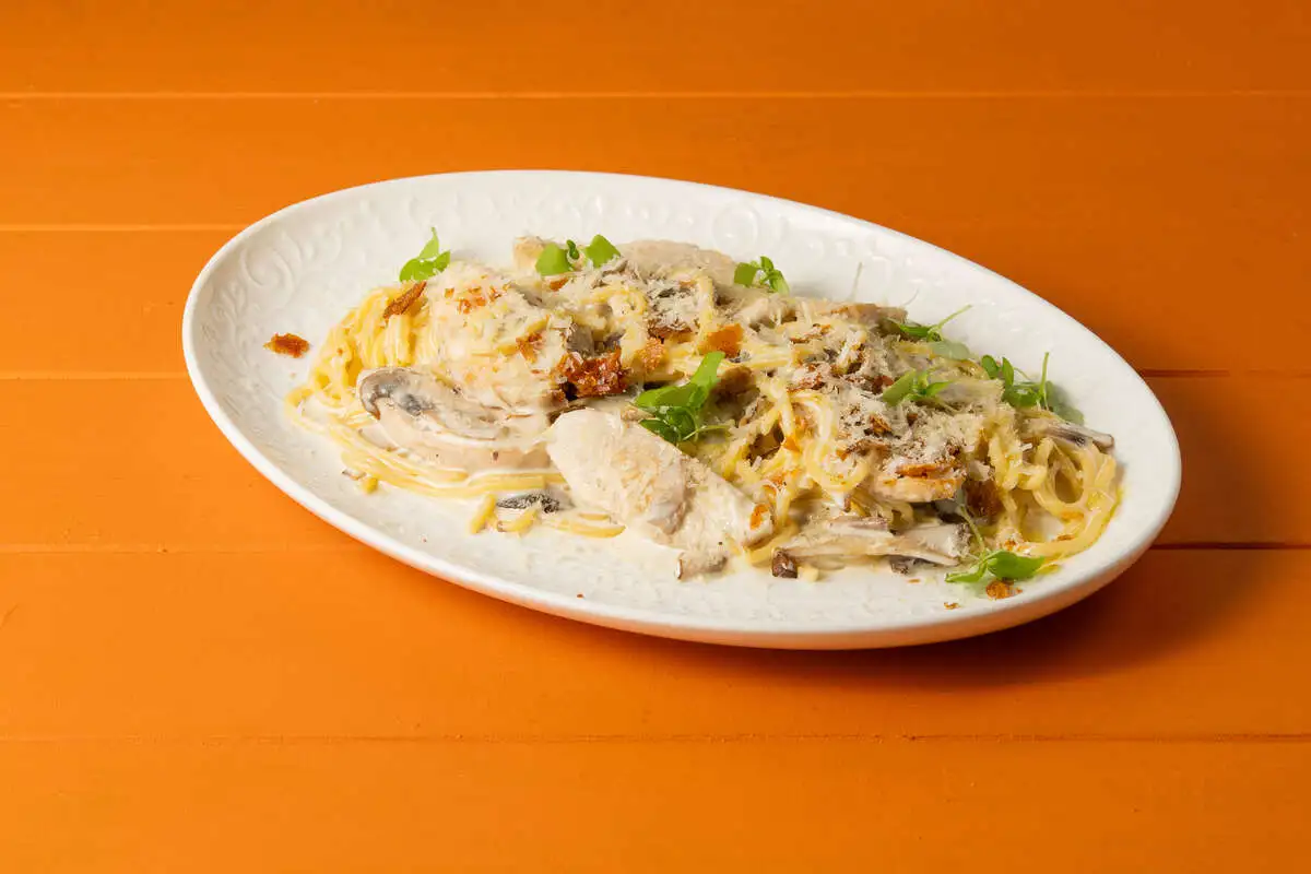 Спагетти Альфредо с куриной грудкой и грибами