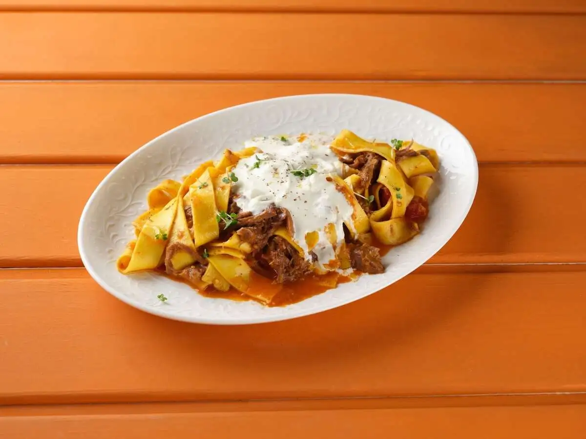 Паппарделле с томленым ягненком и Страчателлой