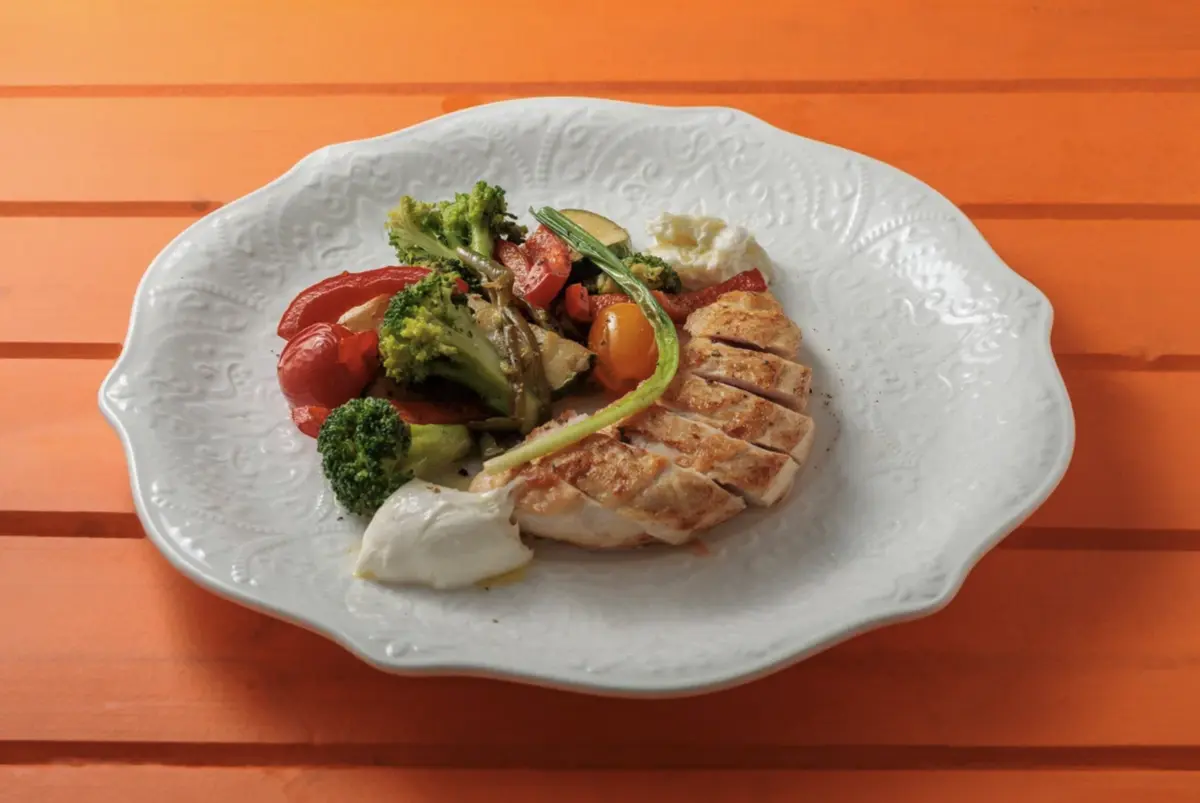 Куриная грудка с моцареллой и овощами