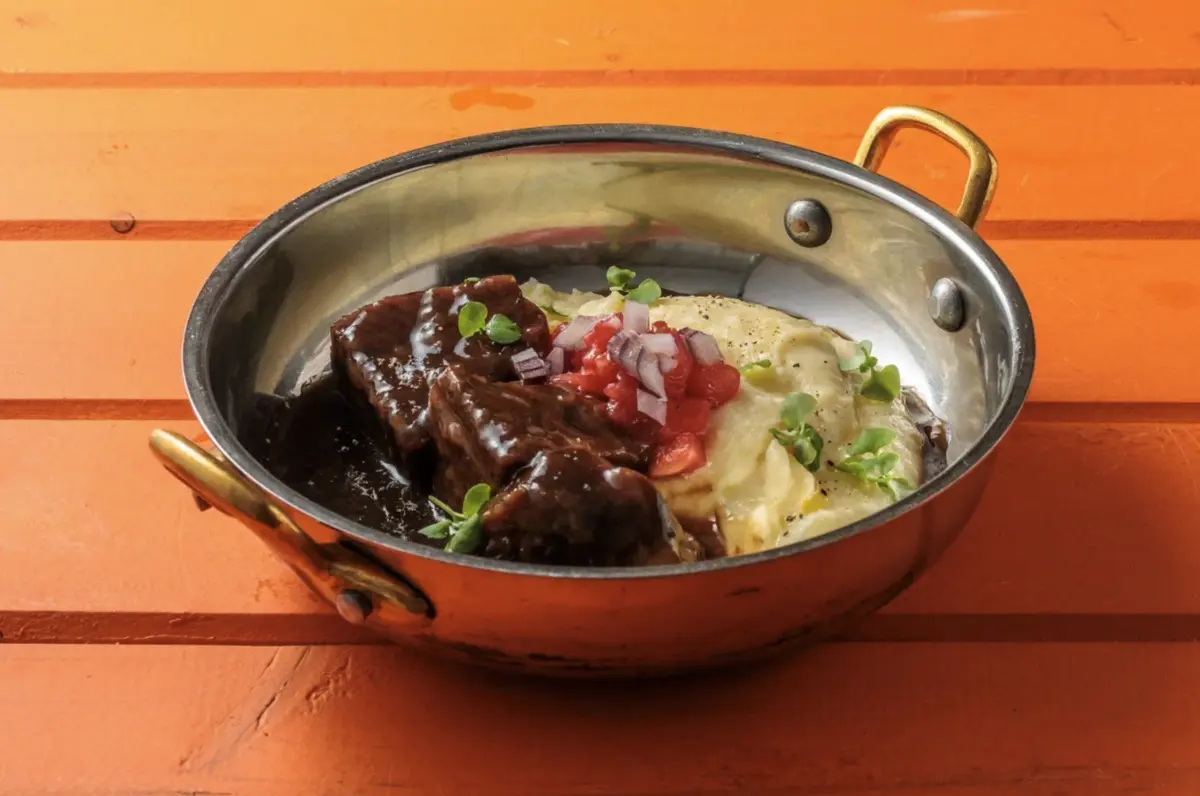 Томленые говяжьи щечки с картофельным пюре