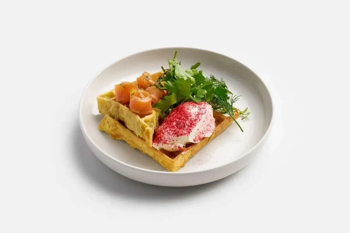 Картофельная вафля со сметаной и слабосоленым лососем