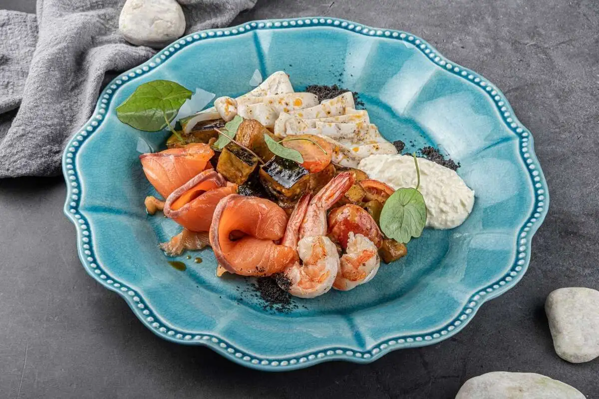 Салат теплый с морепродуктами