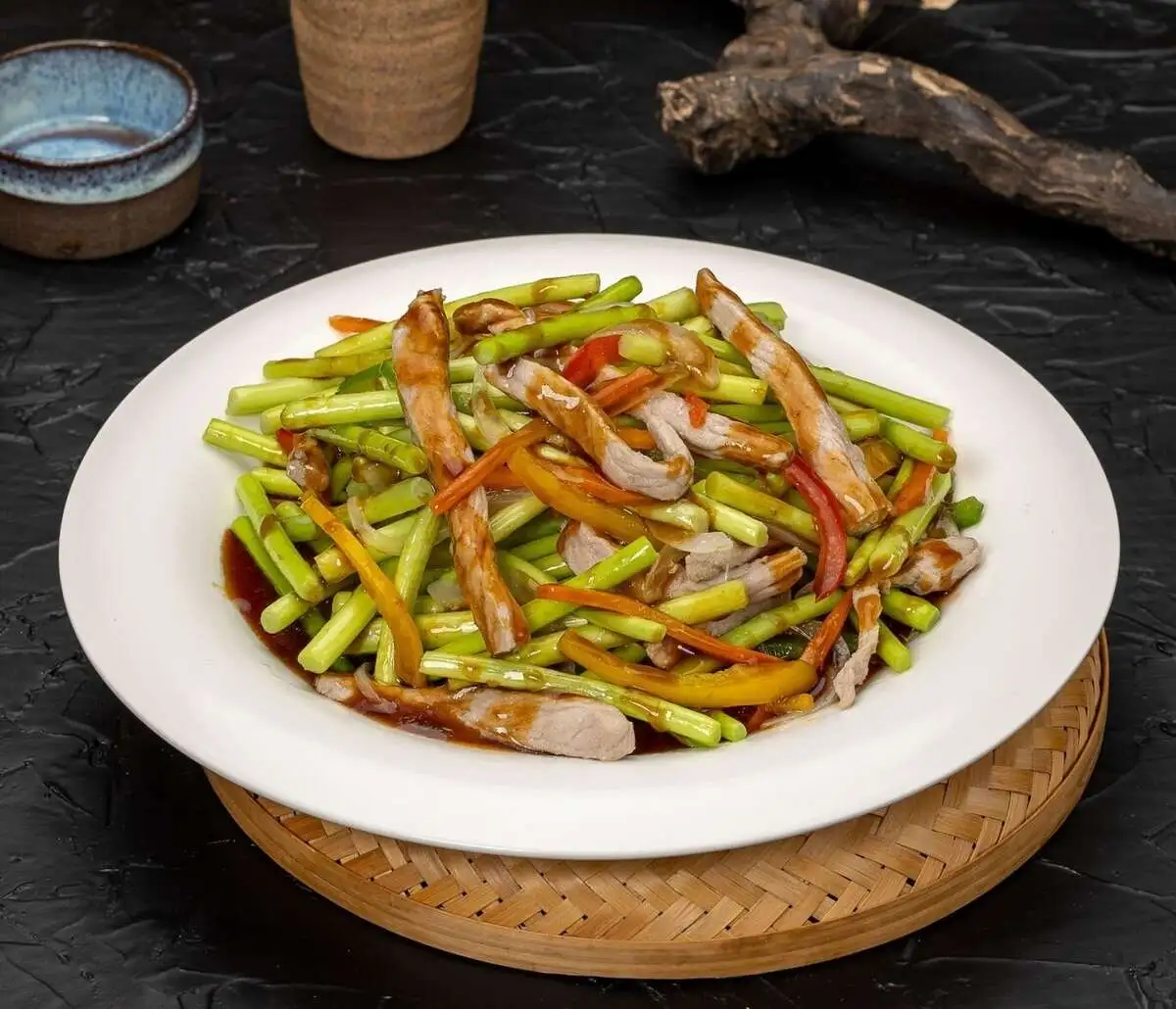 Стрелки чеснока со свининой