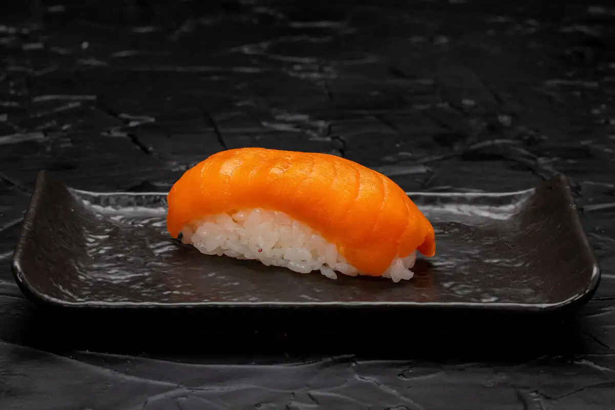 Суши с лососем