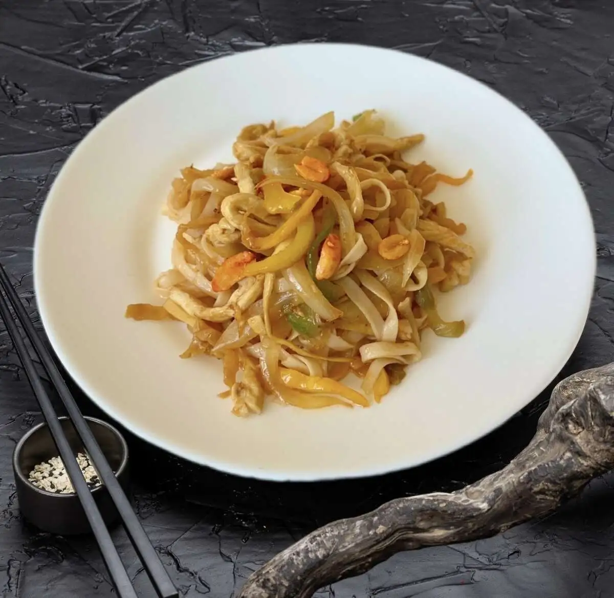 Острая рисовая лапша с соусом пад-тай