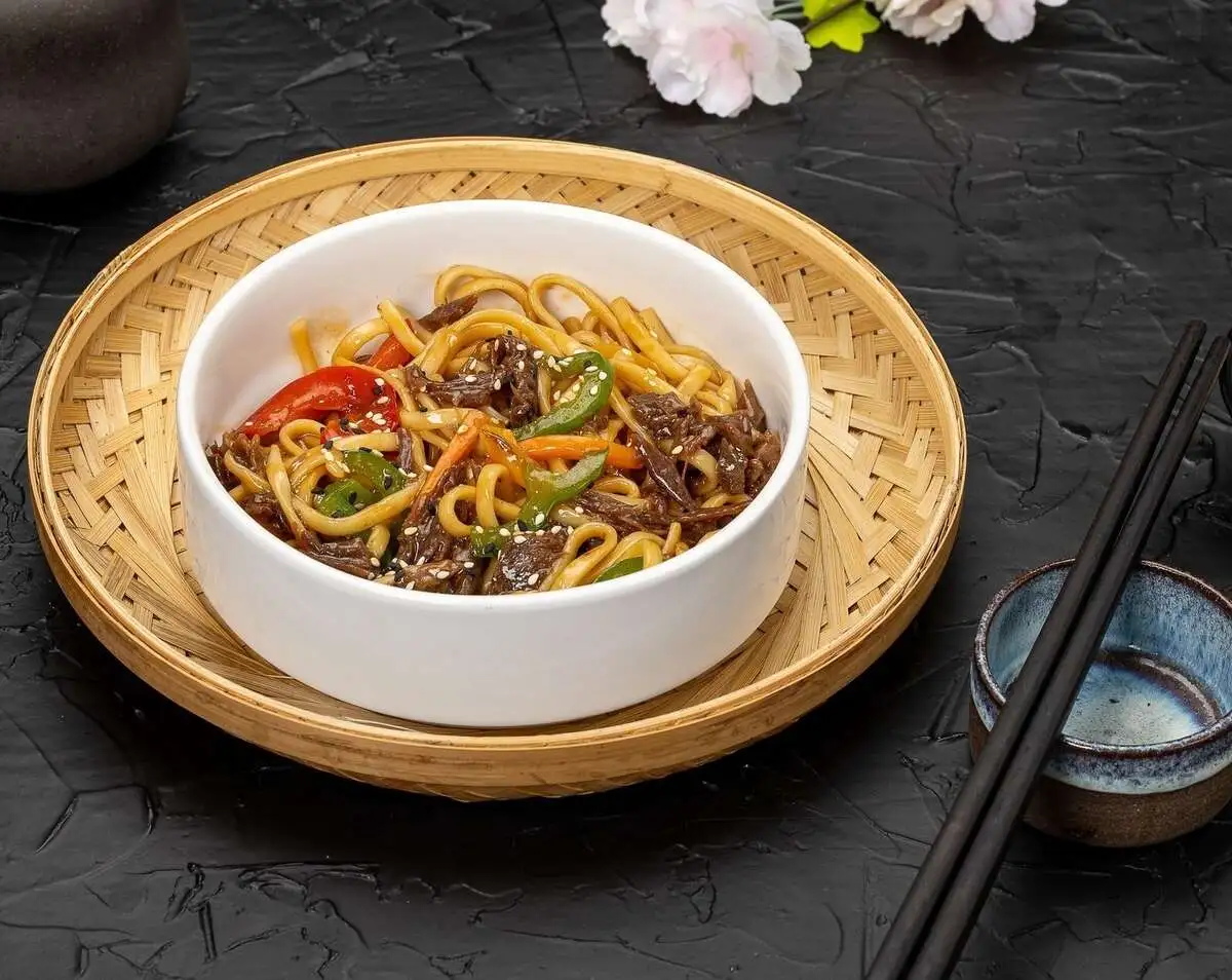 Лапша с говядиной в соусе унаги