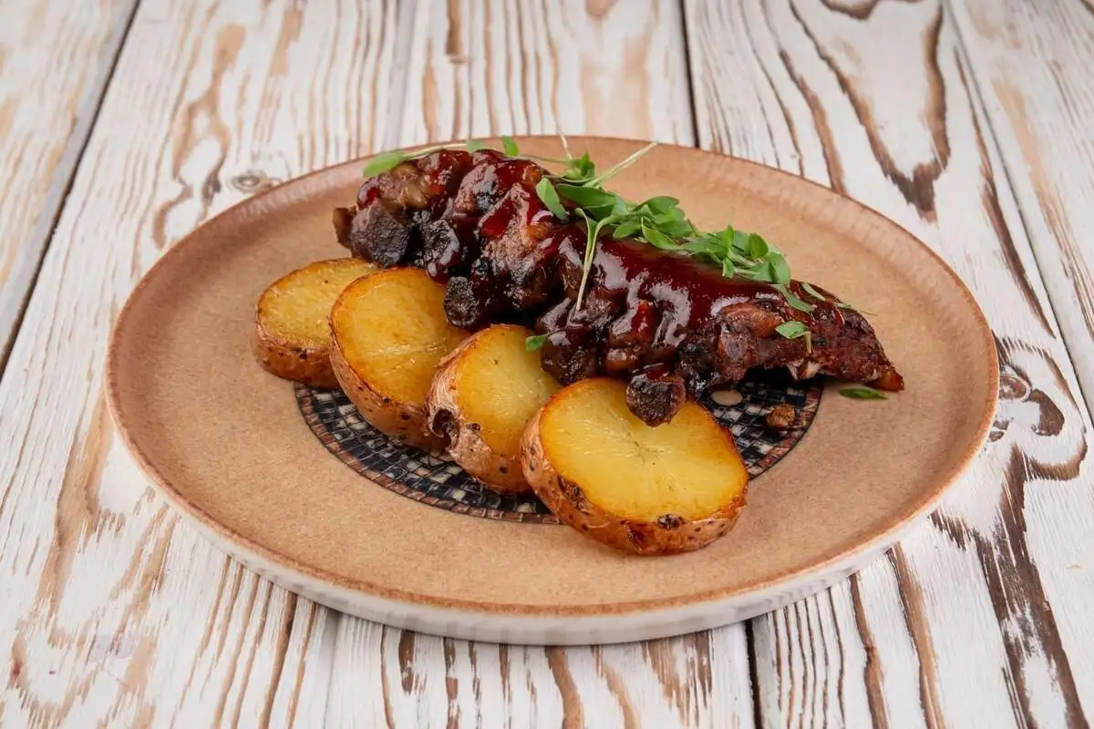 Ребра BBQ с картофелем