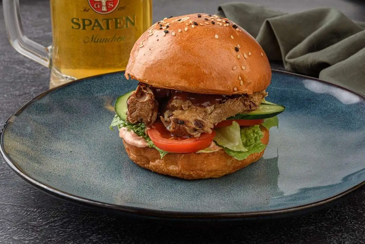 Бургер с рваной свининой
