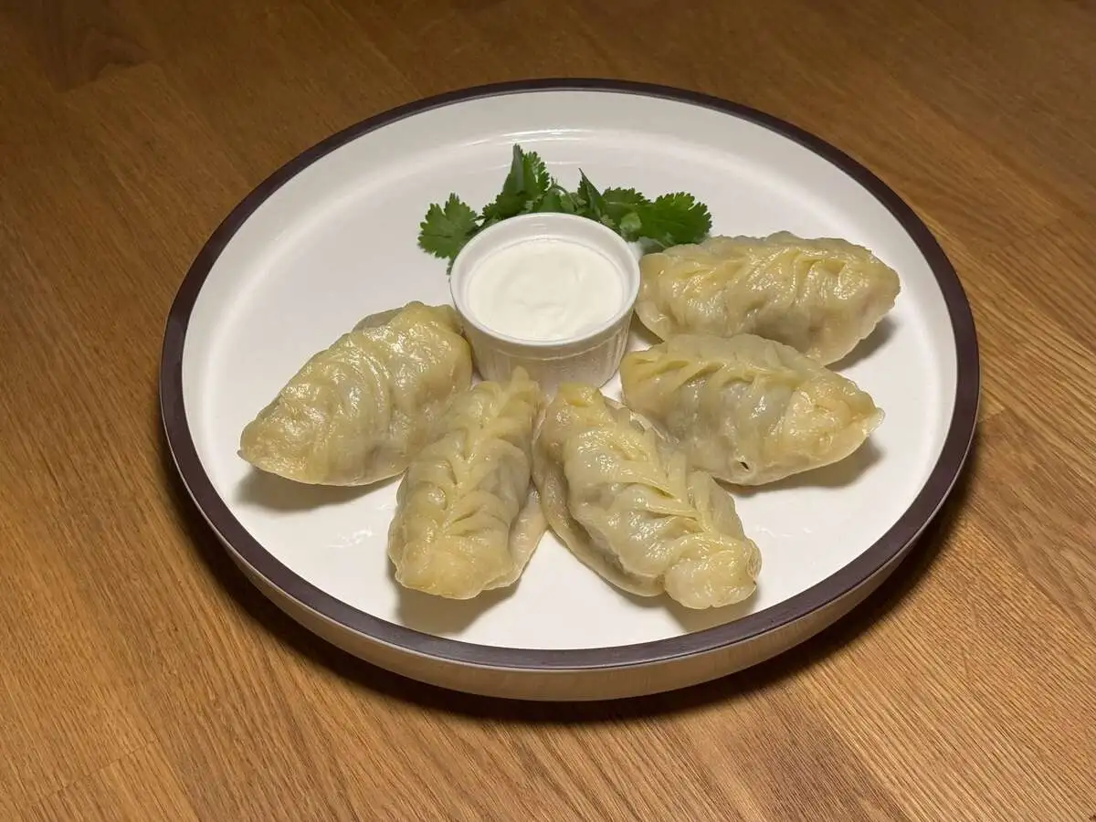 Манты бараниной 5 шт со сметаной 