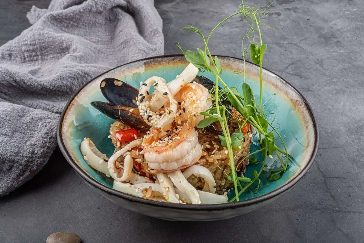 Морепродукты в азиатском соусе с рисом