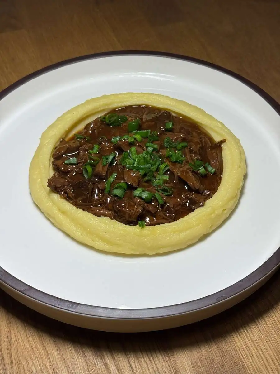 Томленые говяжьи щёчки с картофельным пюре