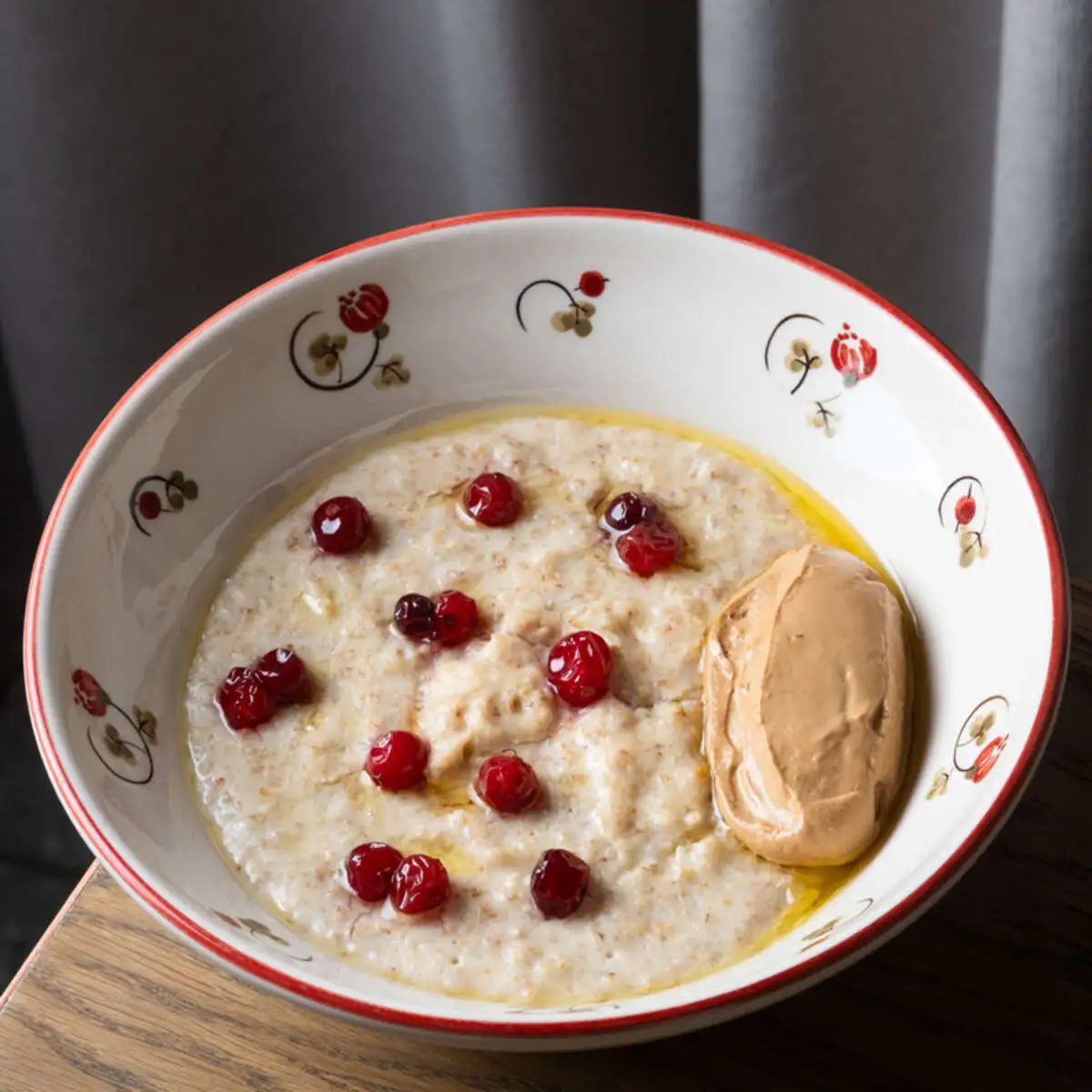 Красная каша с варенцом и вяленой клюквой 