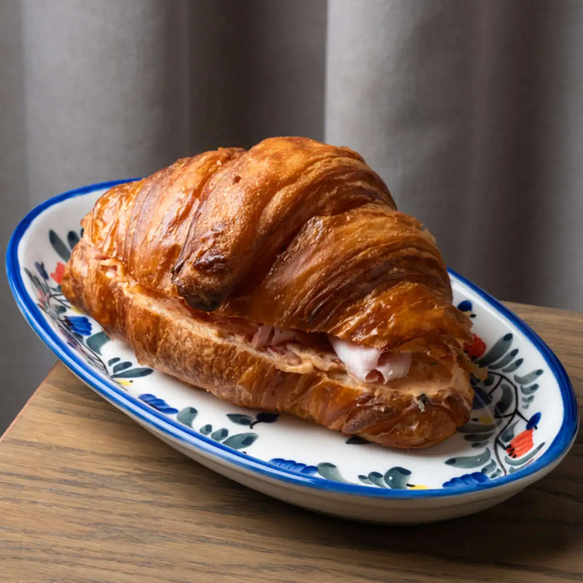 Сэндвич-круассан с мортаделлой