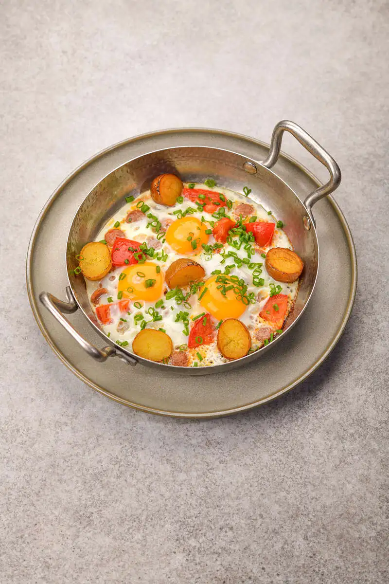 Глазунья с помидорами и колбасками