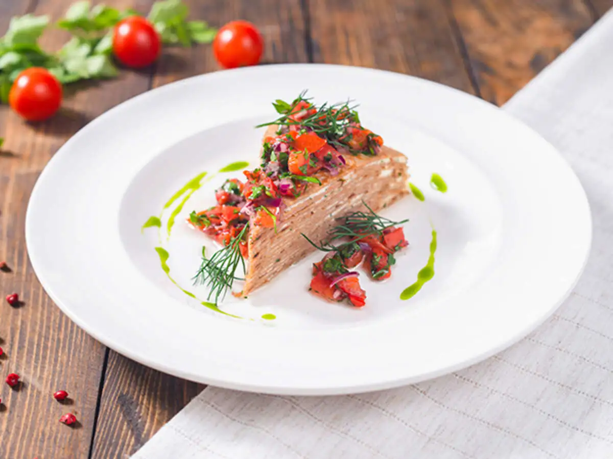 Печёночный наполеон с тар-таром из печёных томатов Доставк