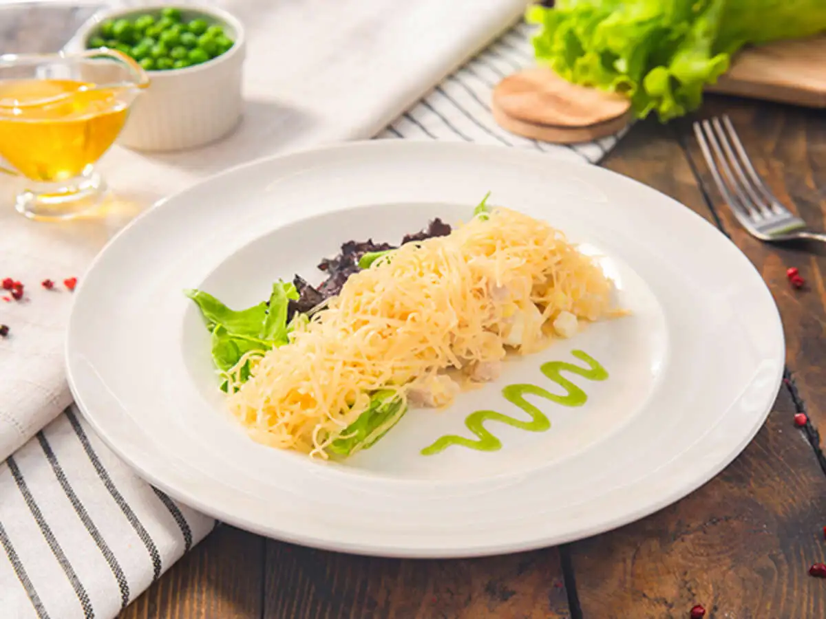 Салат с куриной грудкой и ананасами