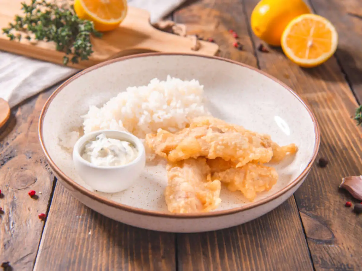 Рыба в кляре с рисом