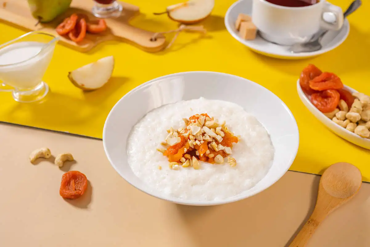 Каша рисовая с курагой и орешками